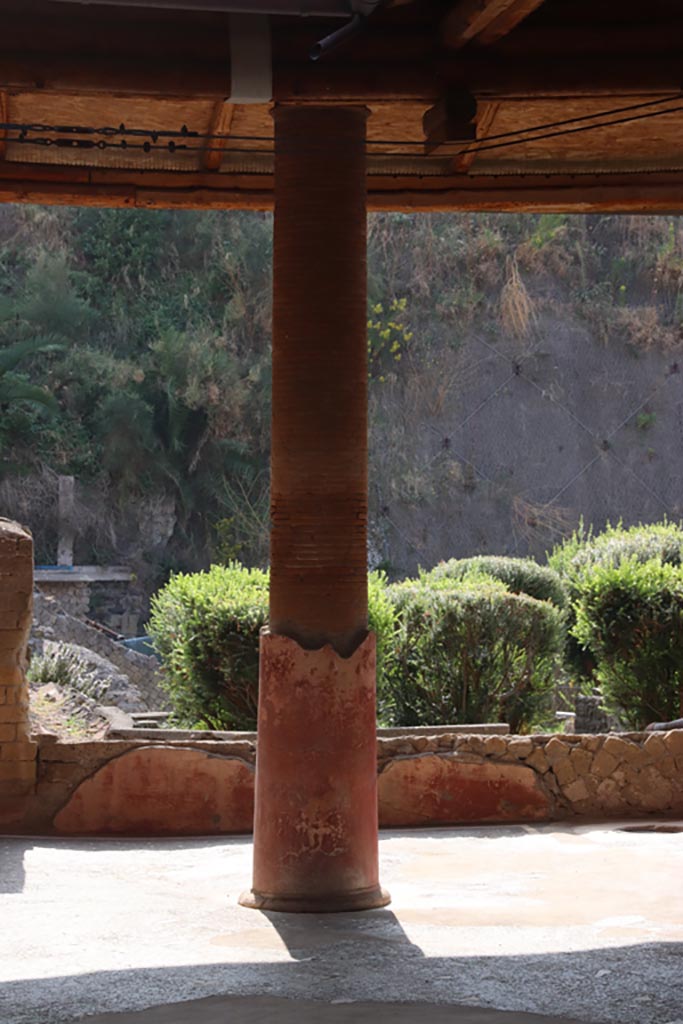 Ins. Orientalis I, 1, Herculaneum, October 2023.
Column on south-east side of impluvium. Photo courtesy of Klaus Heese.